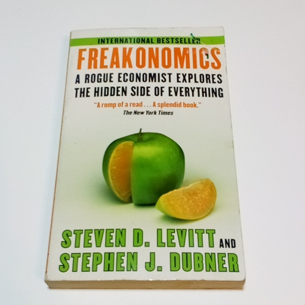 5/$15 Freakonomics Paperback Levitt Dubner